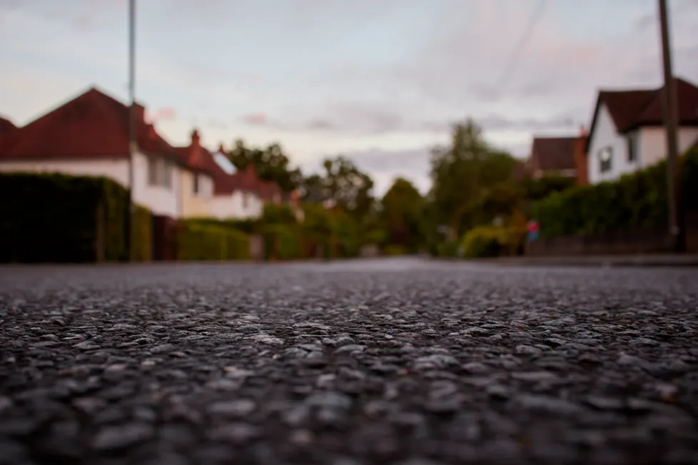 Asfalterad gata i villaområde